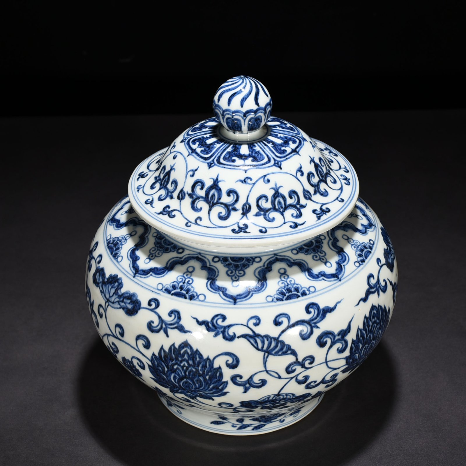 Ming Dynasty Yongle blue and white lotus covered jar
