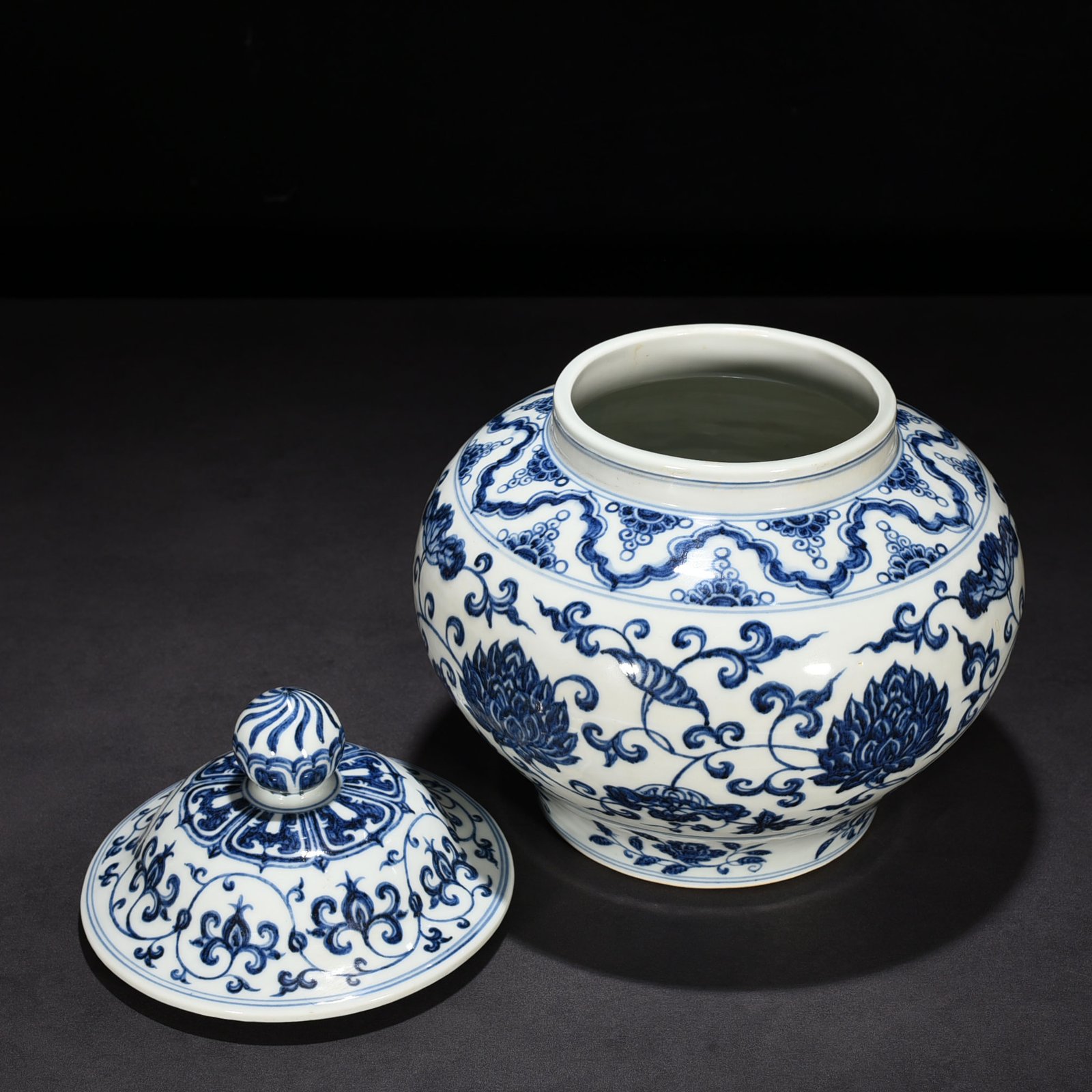 Ming Dynasty Yongle blue and white lotus covered jar