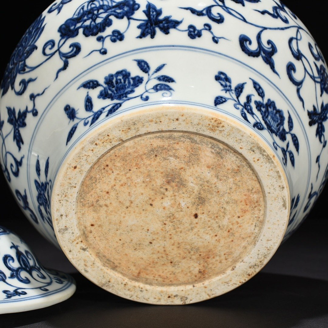 Ming Dynasty Yongle blue and white lotus covered jar