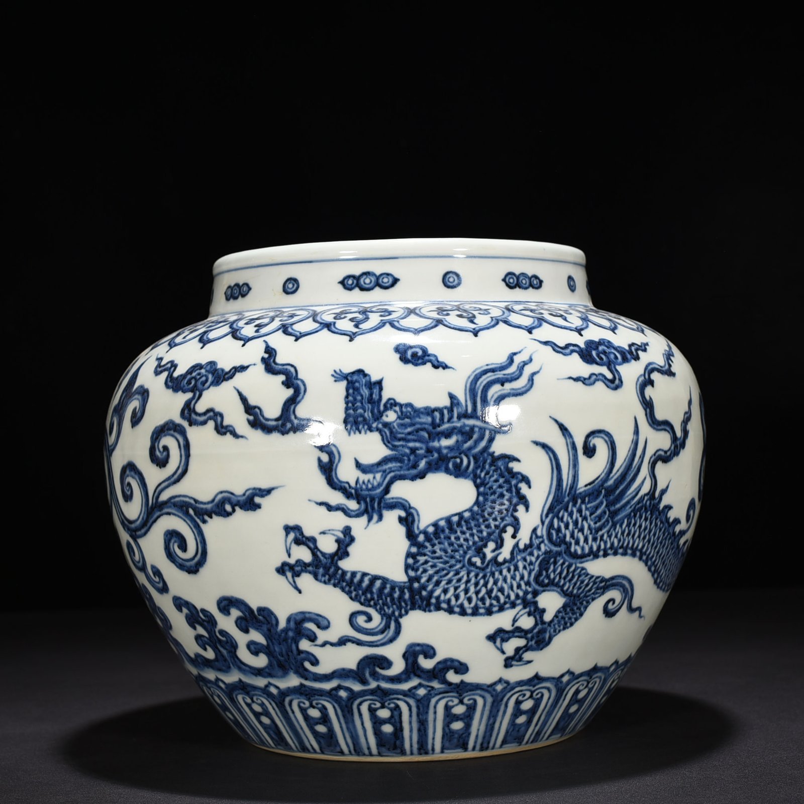 Ming Dynasty Yongle blue and white pterodactyl jar