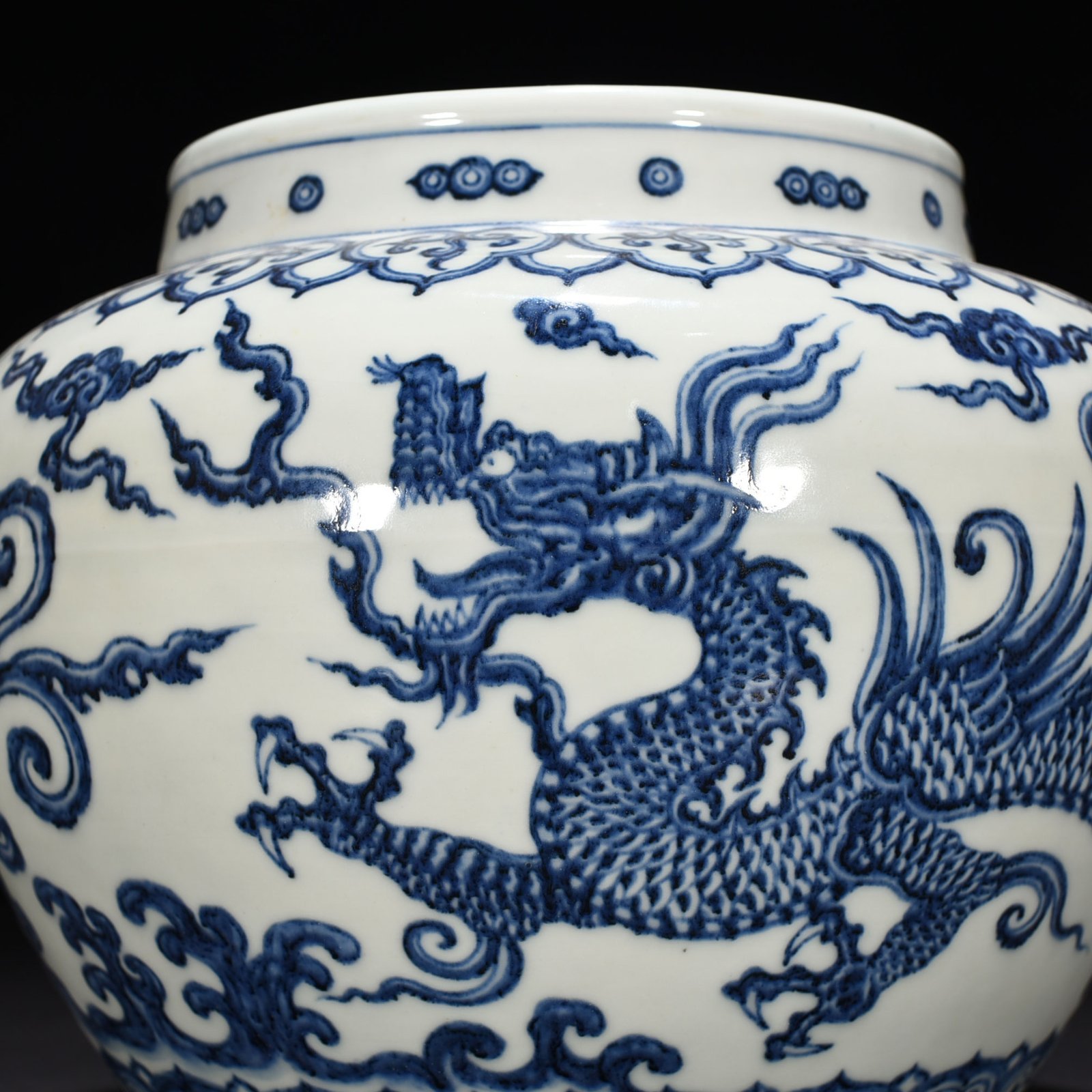 Ming Dynasty Yongle blue and white pterodactyl jar