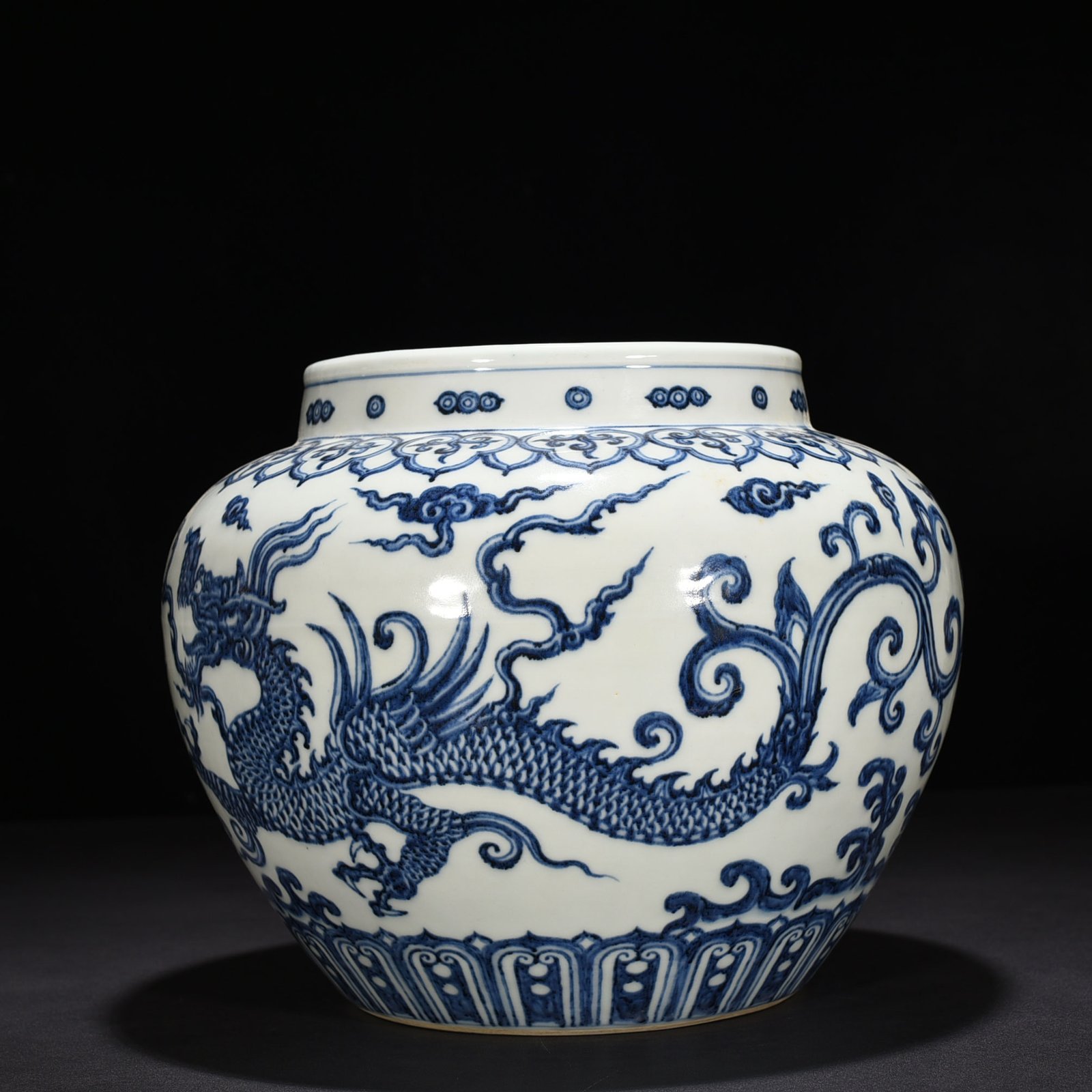 Ming Dynasty Yongle blue and white pterodactyl jar