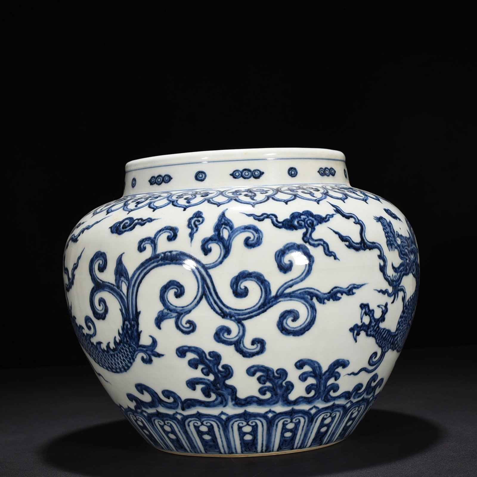 Ming Dynasty Yongle blue and white pterodactyl jar
