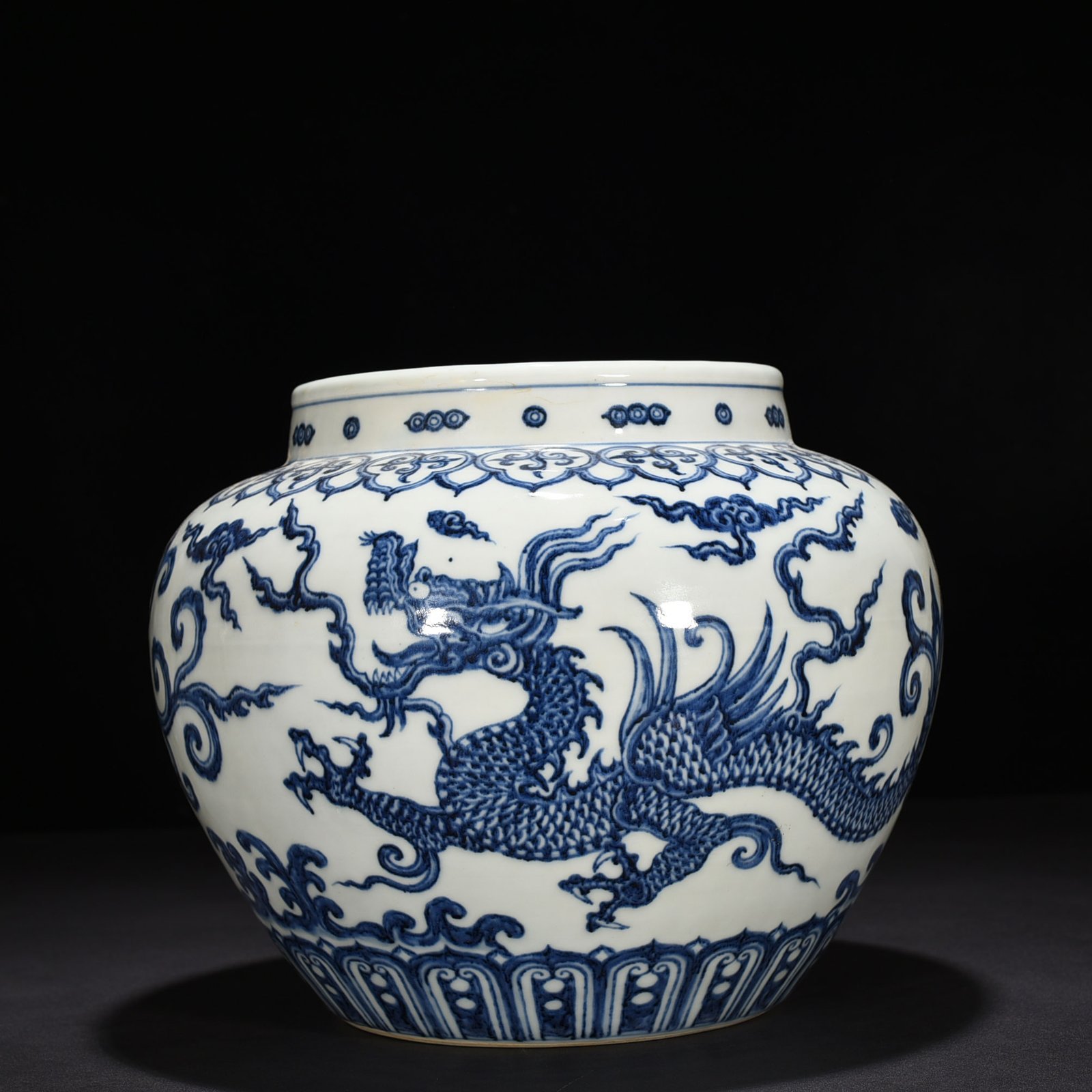 Ming Dynasty Yongle blue and white pterodactyl jar