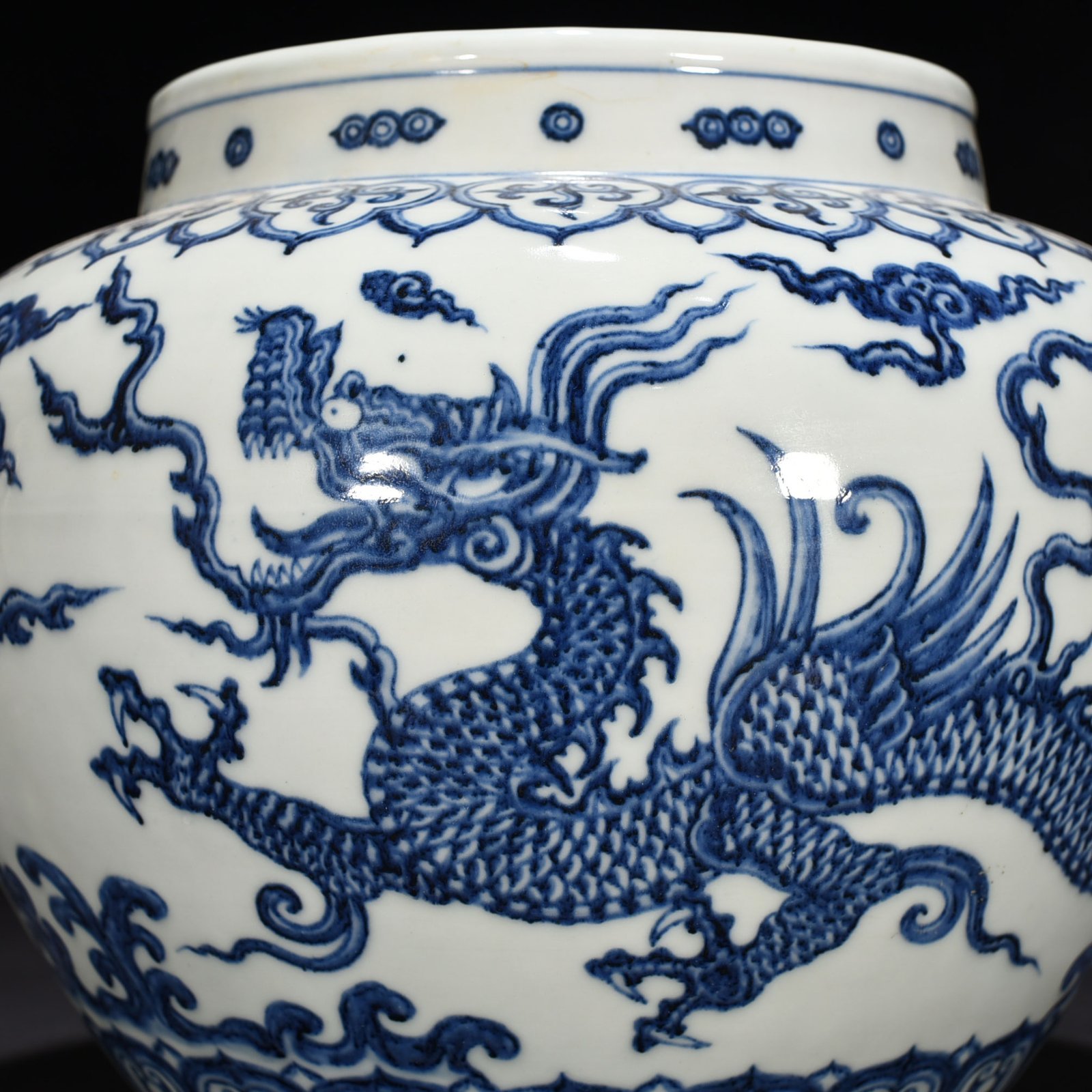 Ming Dynasty Yongle blue and white pterodactyl jar