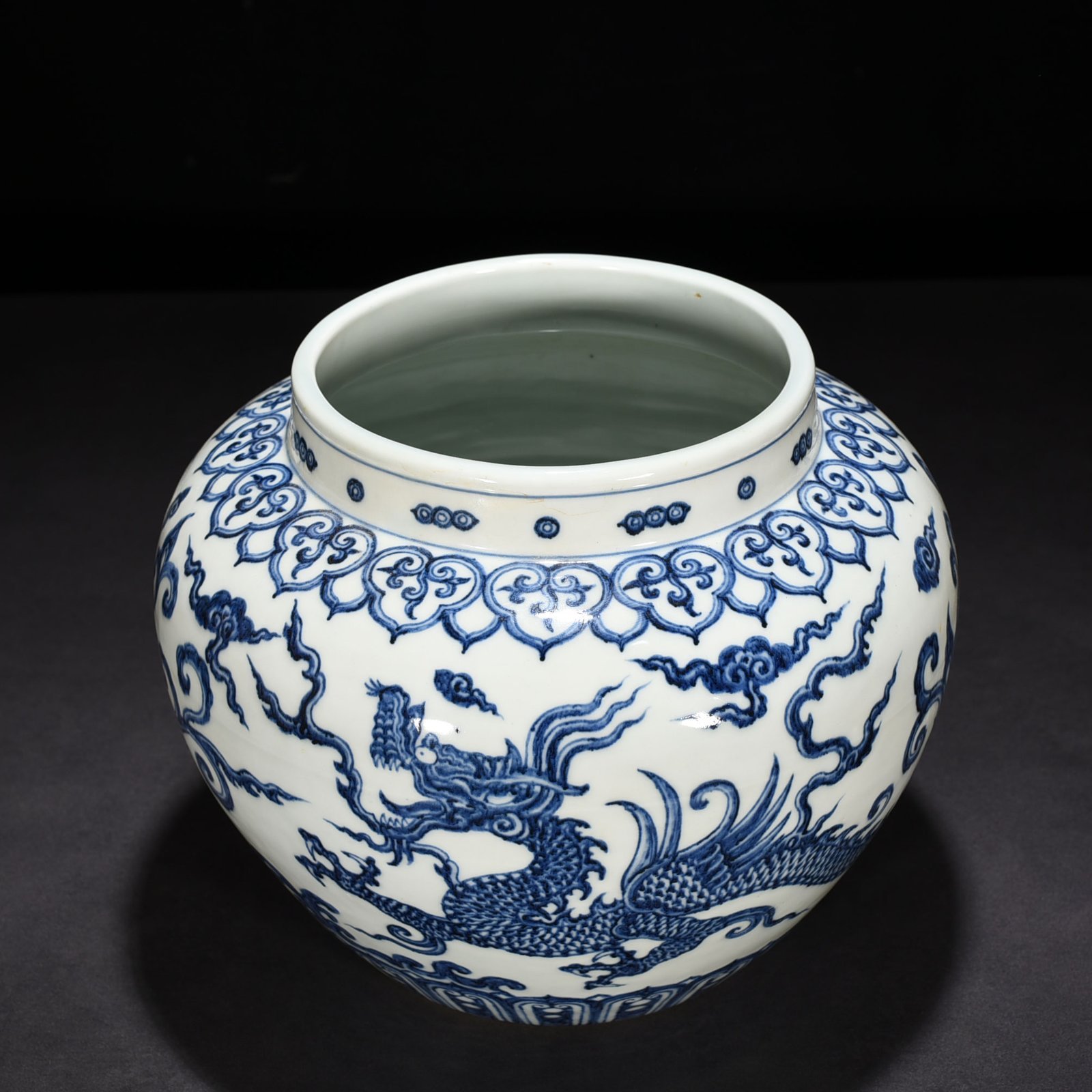 Ming Dynasty Yongle blue and white pterodactyl jar