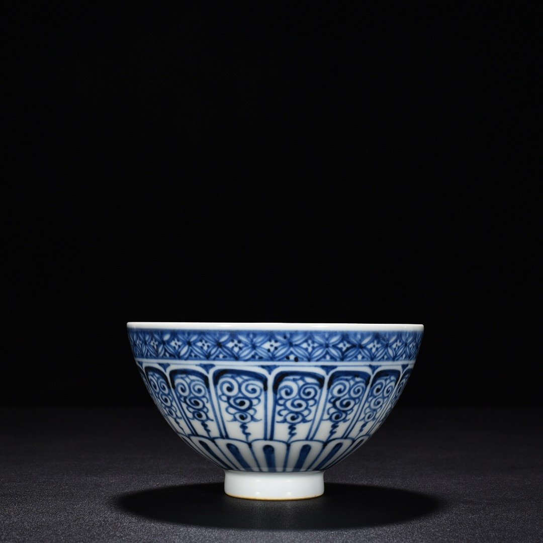 Ming Dynasty Yongle blue and white flower chicken heart bowl