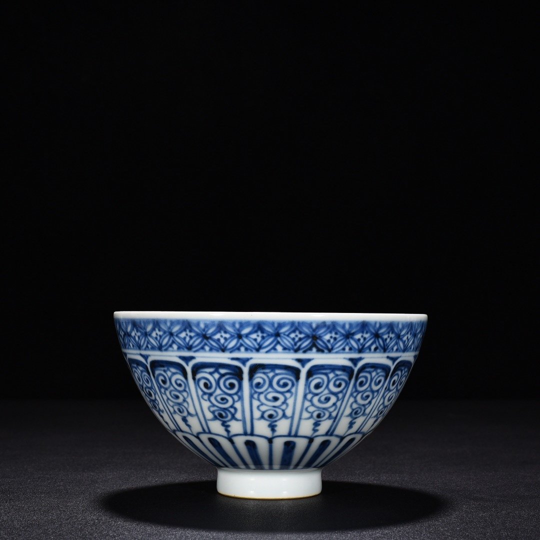 Ming Dynasty Yongle blue and white flower chicken heart bowl