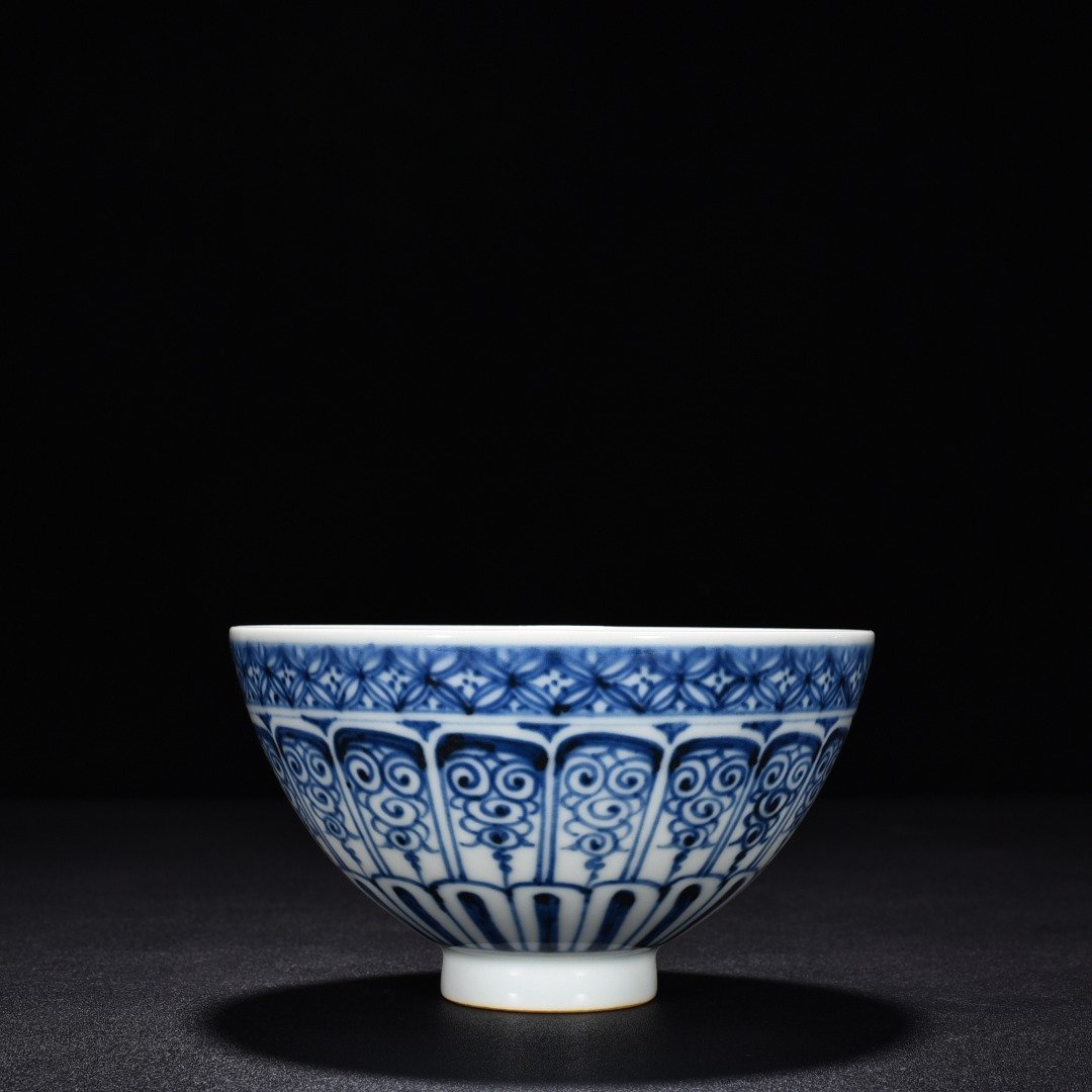 Ming Dynasty Yongle blue and white flower chicken heart bowl