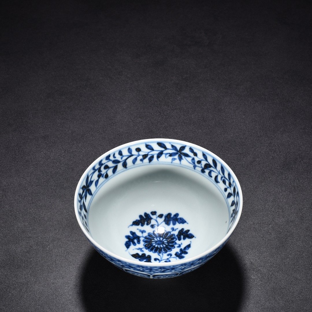 Ming Dynasty Yongle blue and white flower chicken heart bowl