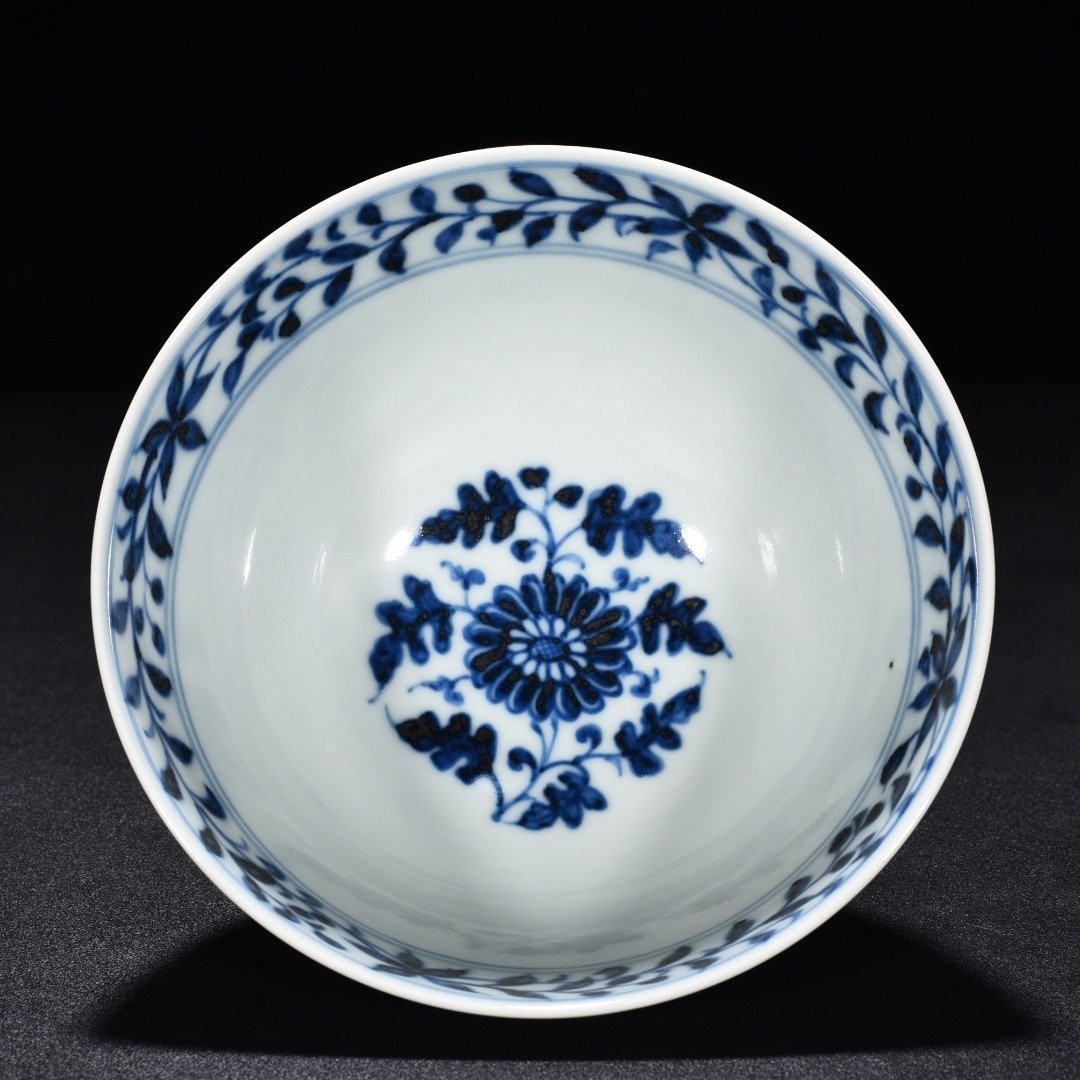 Ming Dynasty Yongle blue and white flower chicken heart bowl