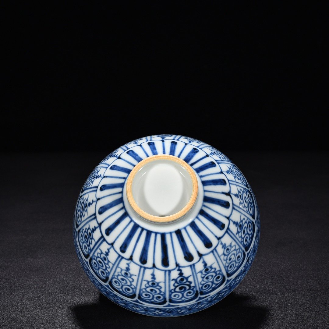 Ming Dynasty Yongle blue and white flower chicken heart bowl