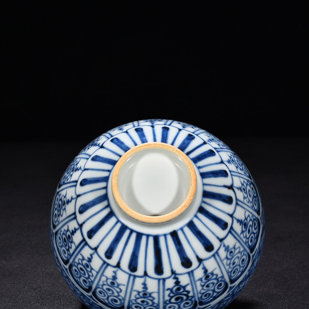 Ming Dynasty Yongle blue and white flower chicken heart bowl