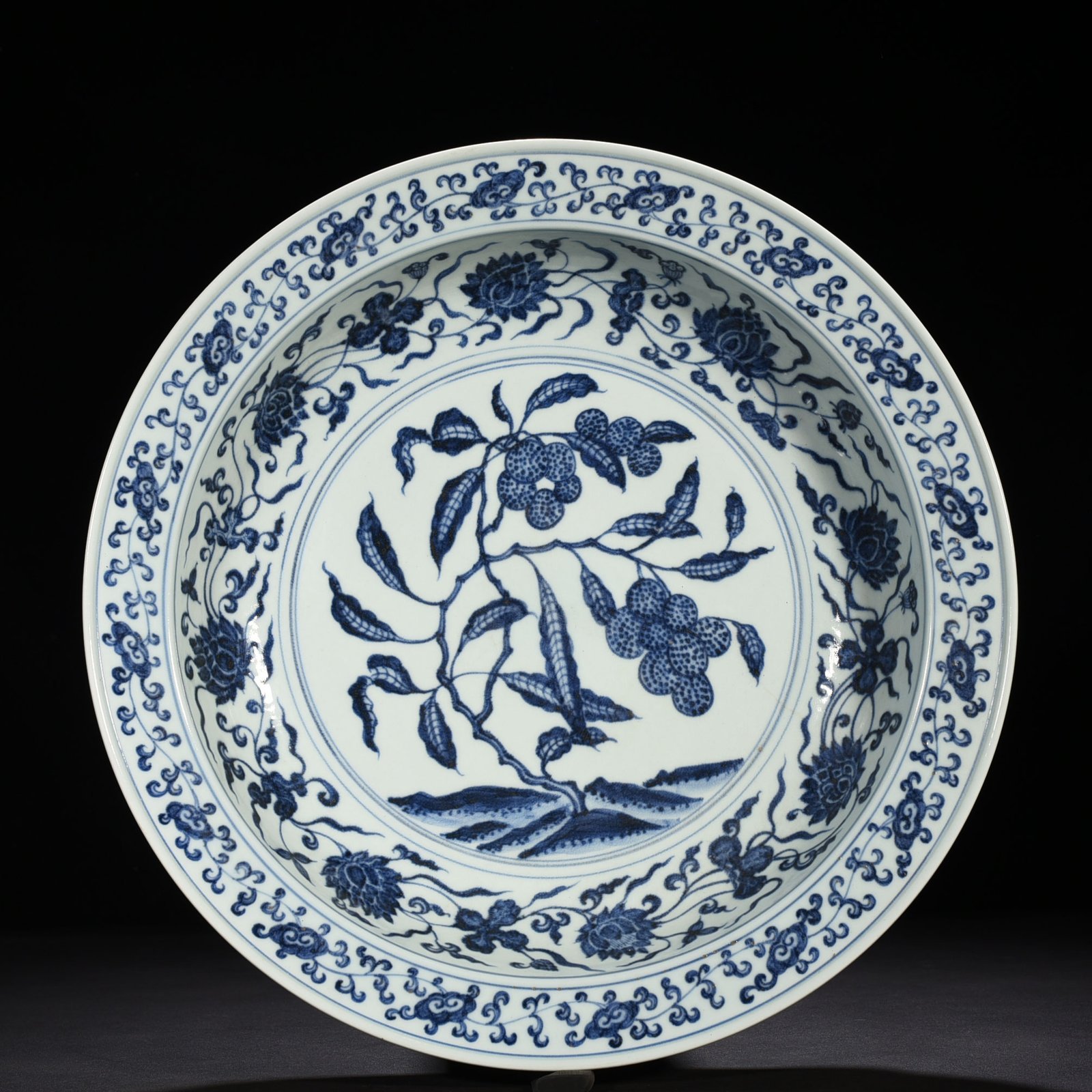 Ming Dynasty Yongle blue and white lychee flower folded edge plate