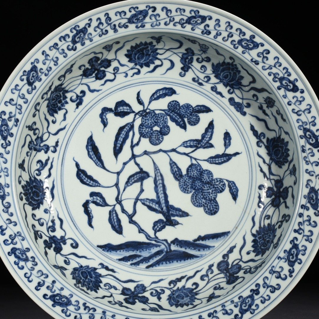 Ming Dynasty Yongle blue and white lychee flower folded edge plate
