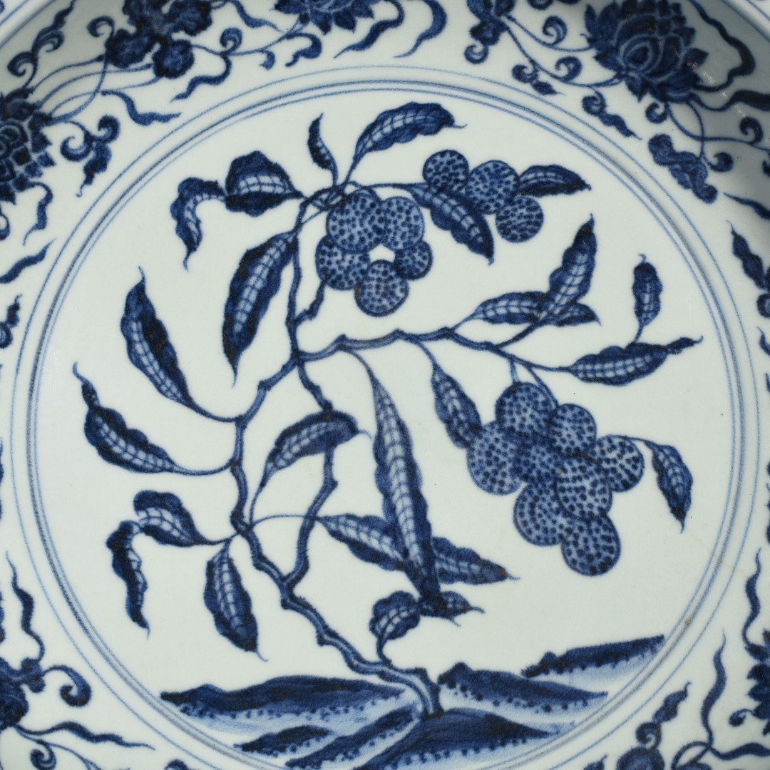Ming Dynasty Yongle blue and white lychee flower folded edge plate