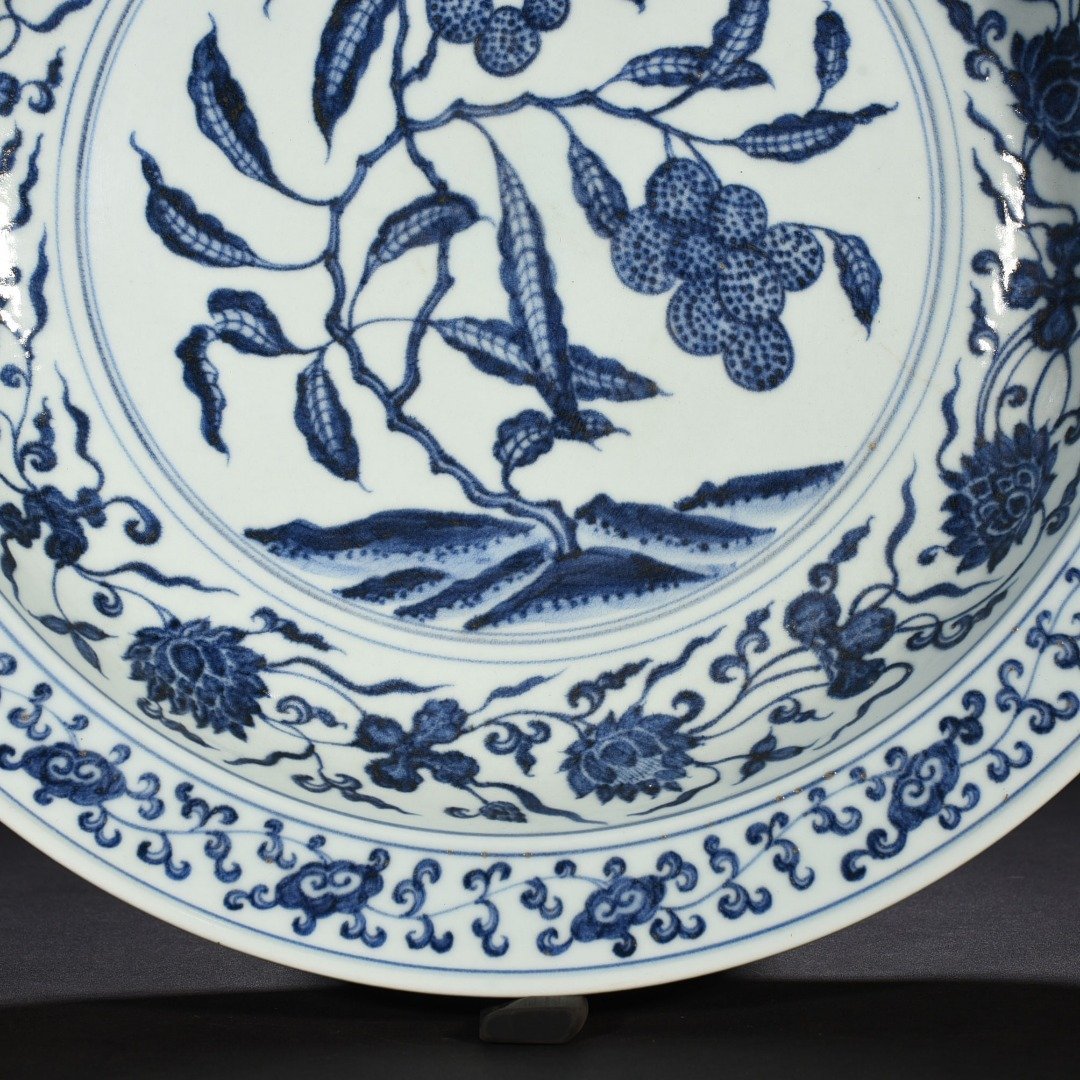 Ming Dynasty Yongle blue and white lychee flower folded edge plate