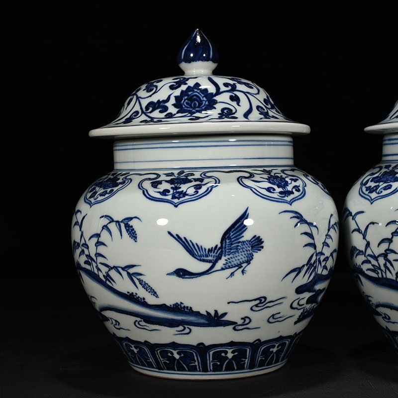 Ming Dynasty Yongle blue and white flying  food lid jar