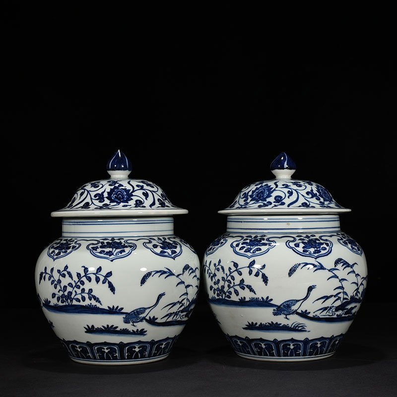 Ming Dynasty Yongle blue and white flying  food lid jar