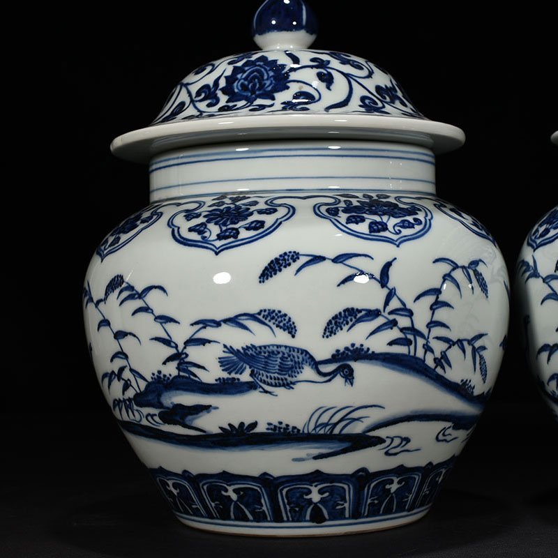 Ming Dynasty Yongle blue and white flying  food lid jar