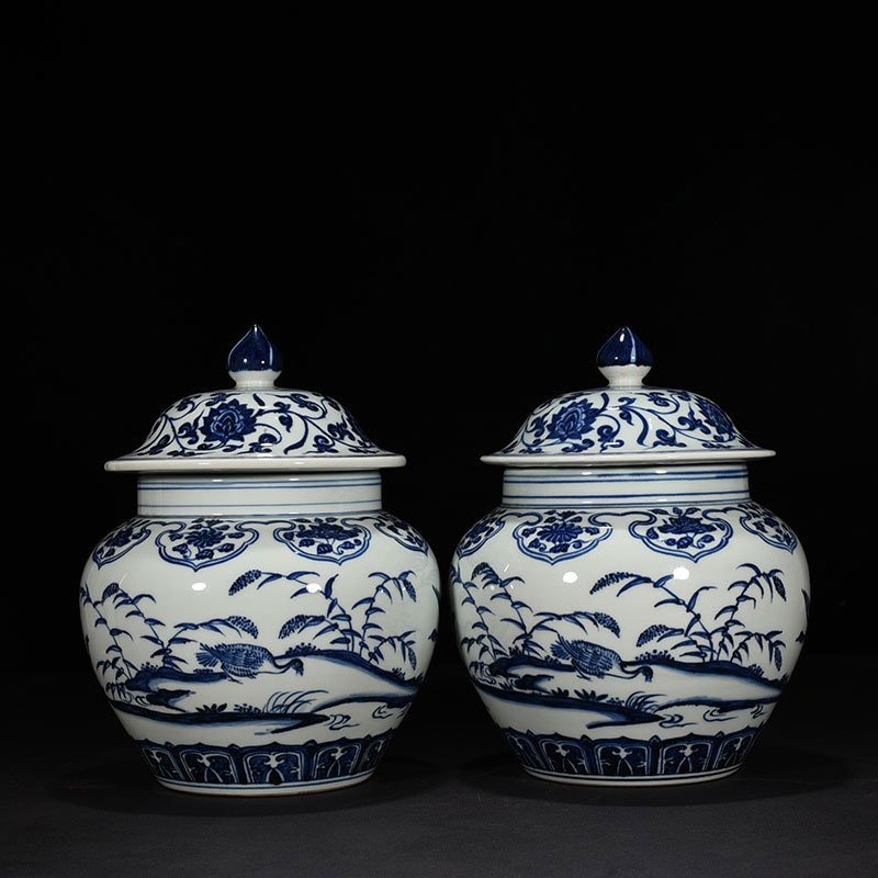 Ming Dynasty Yongle blue and white flying  food lid jar