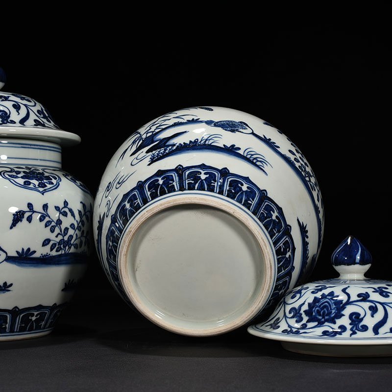 Ming Dynasty Yongle blue and white flying  food lid jar