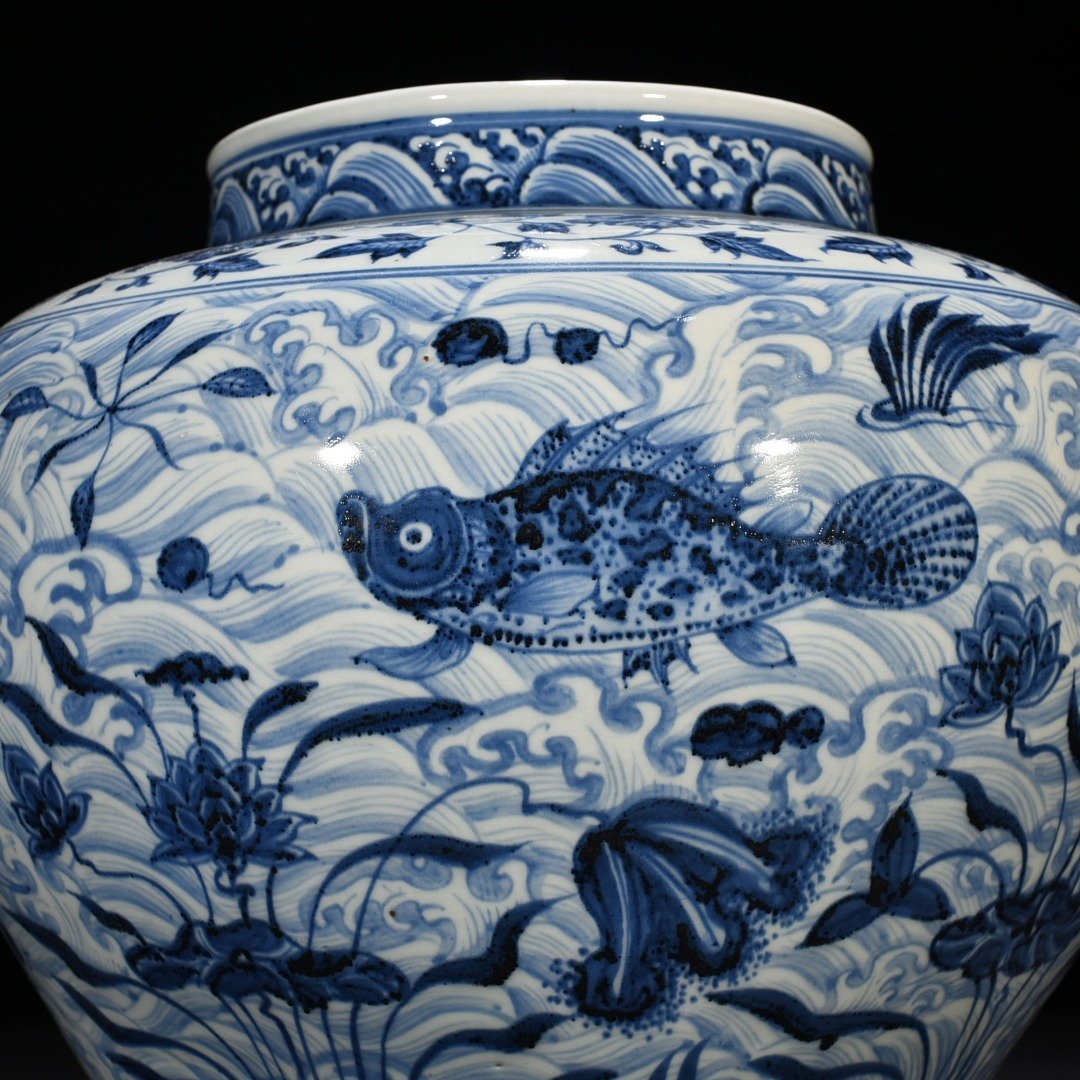 Ming Dynasty Yongle blue and white fish and algae jar