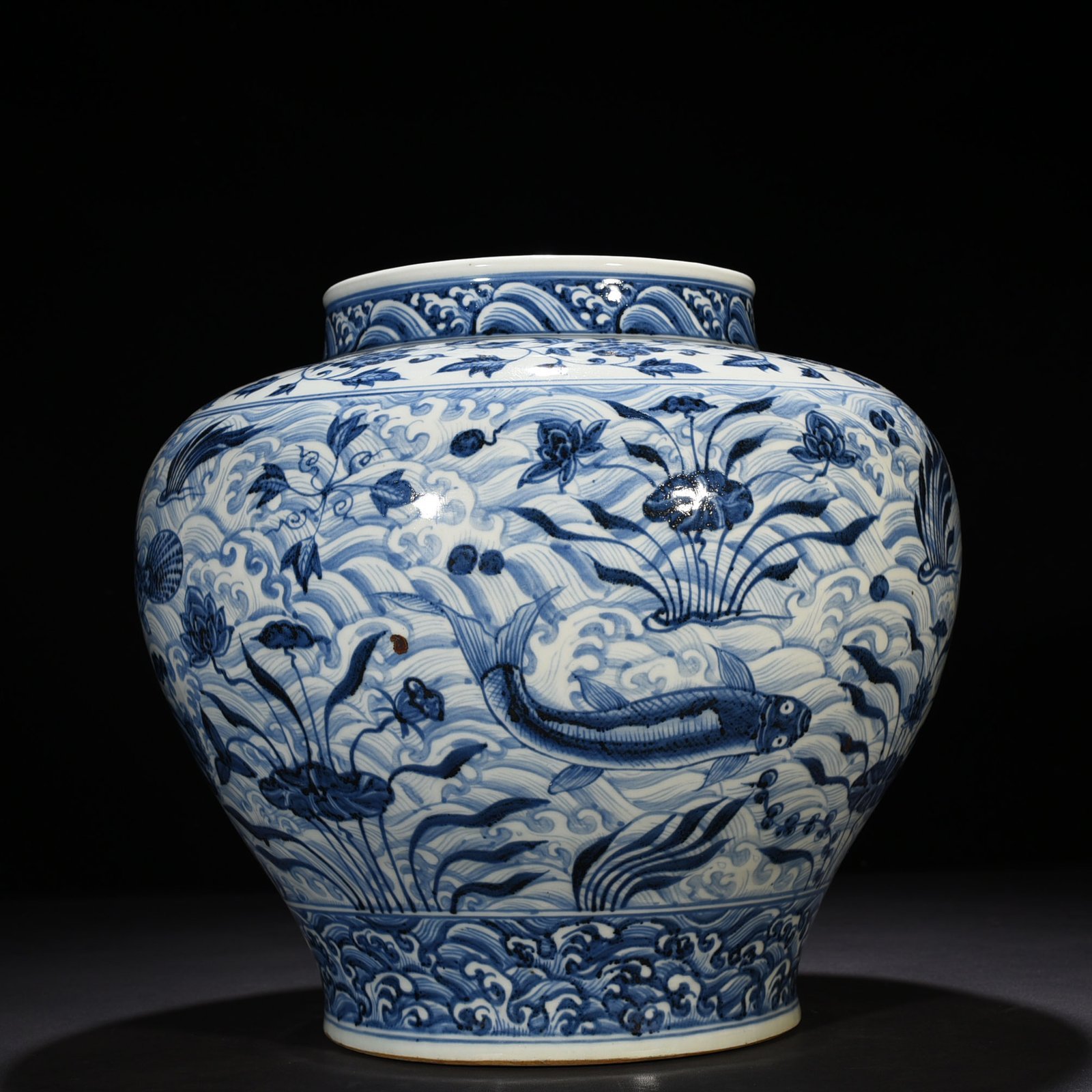 Ming Dynasty Yongle blue and white fish and algae jar