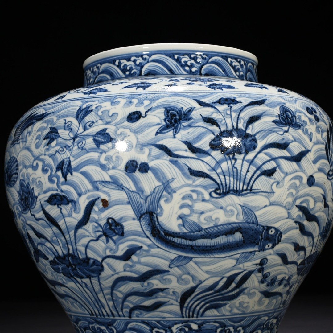 Ming Dynasty Yongle blue and white fish and algae jar