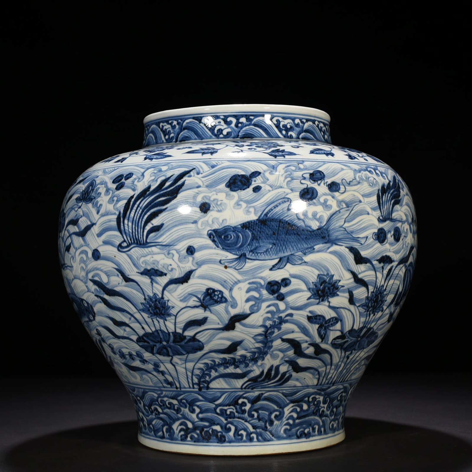 Ming Dynasty Yongle blue and white fish and algae jar