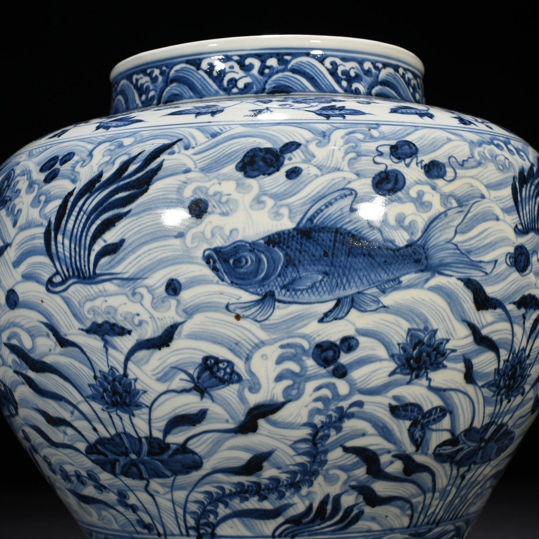 Ming Dynasty Yongle blue and white fish and algae jar