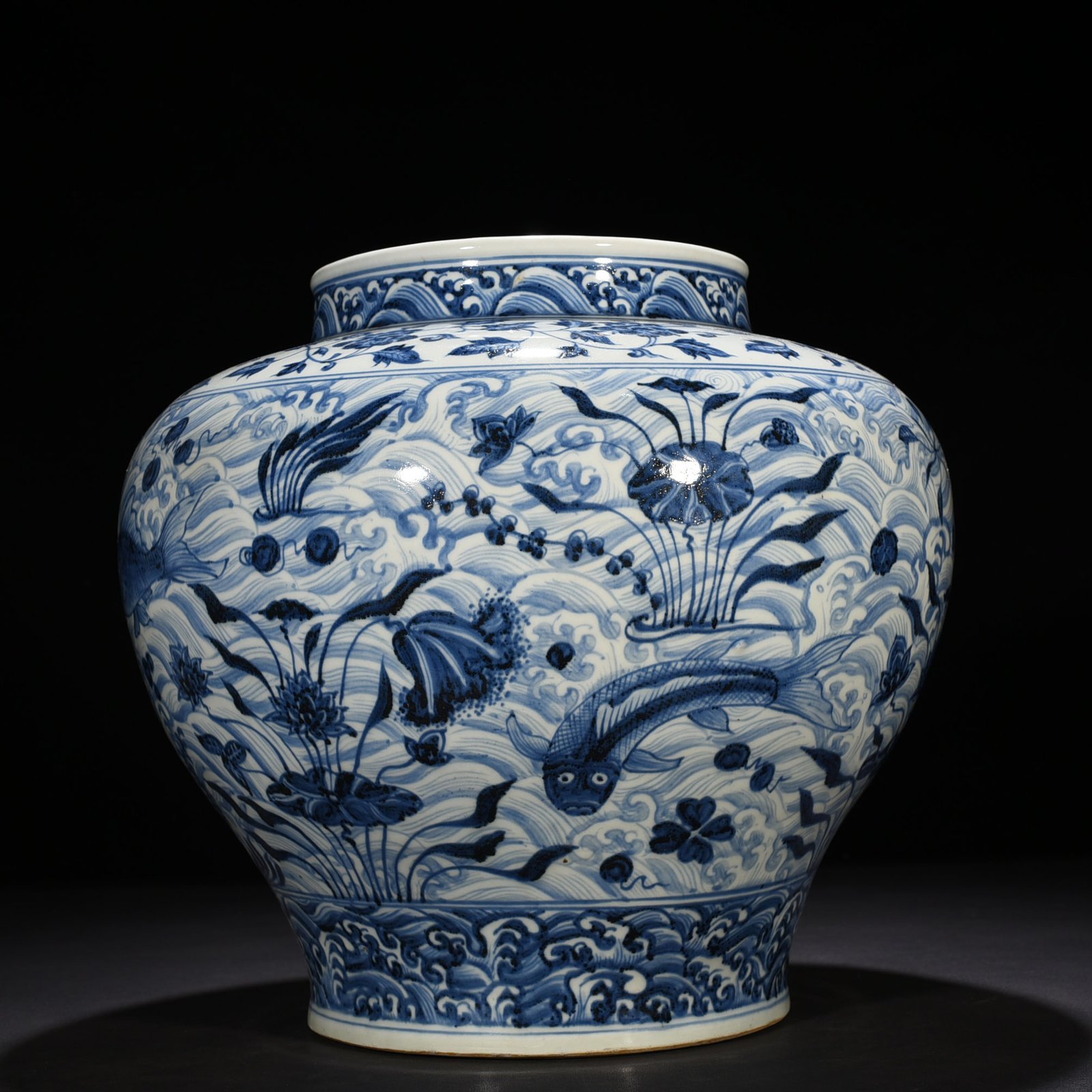 Ming Dynasty Yongle blue and white fish and algae jar