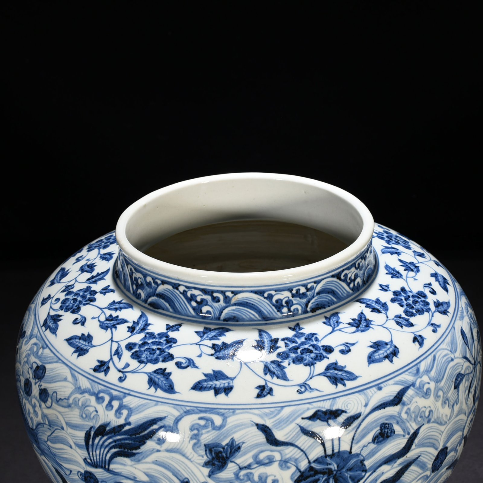Ming Dynasty Yongle blue and white fish and algae jar