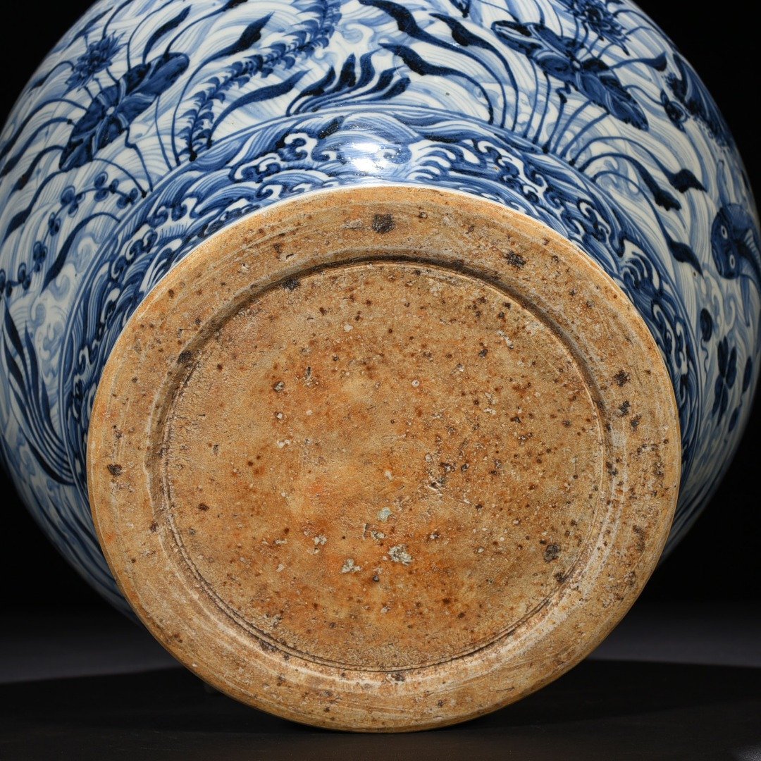 Ming Dynasty Yongle blue and white fish and algae jar