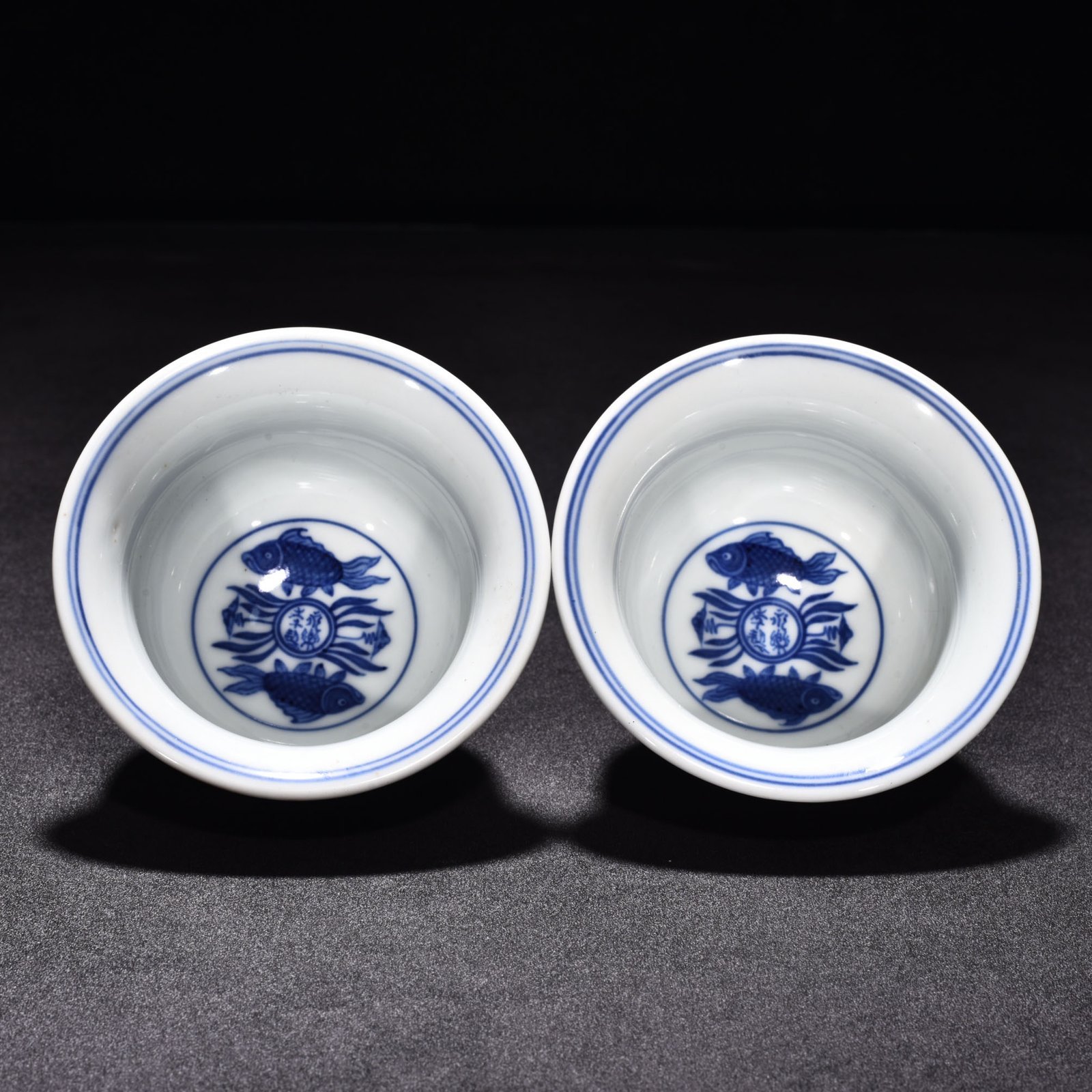 Ming Dynasty Yongle blue and white fish and algae and red glaze pressed hand cup