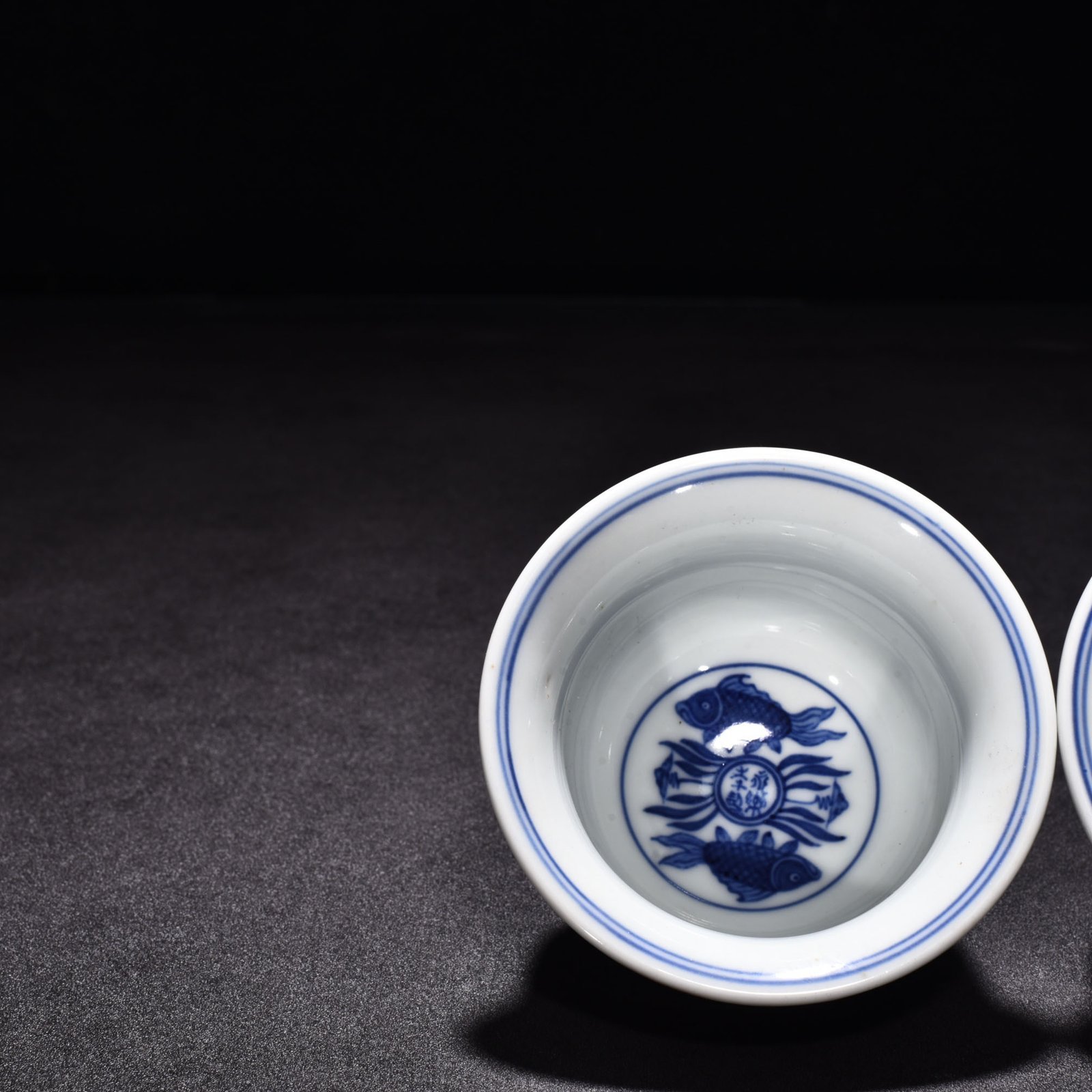 Ming Dynasty Yongle blue and white fish and algae and red glaze pressed hand cup