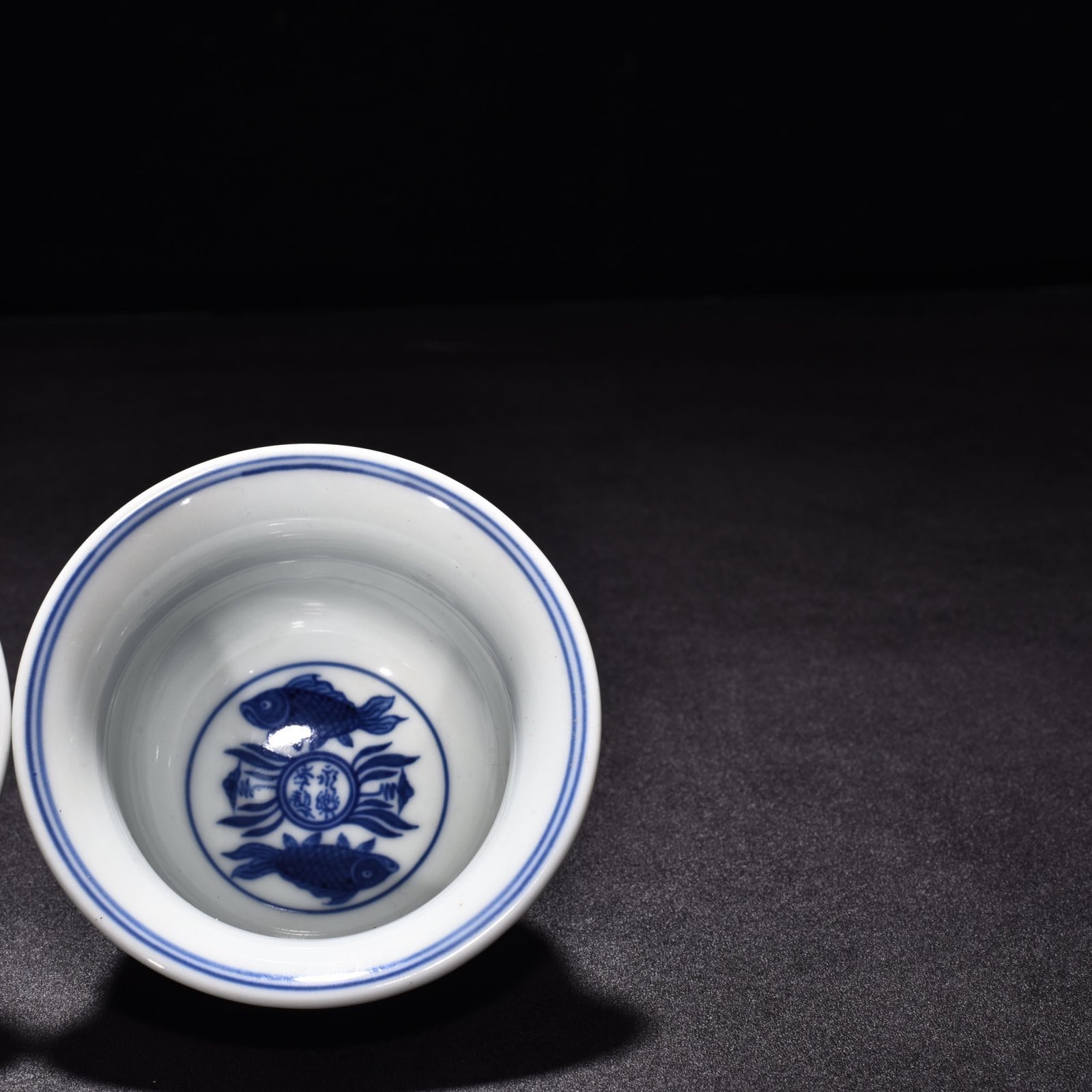 Ming Dynasty Yongle blue and white fish and algae and red glaze pressed hand cup