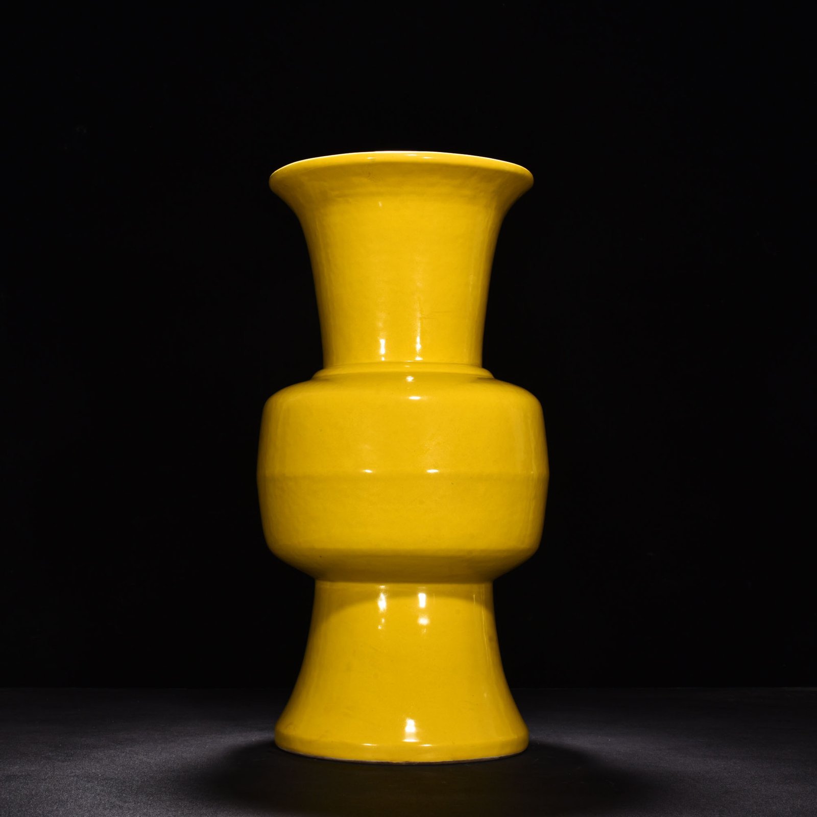 Ming Dynasty Yongle yellow glaze flower vase