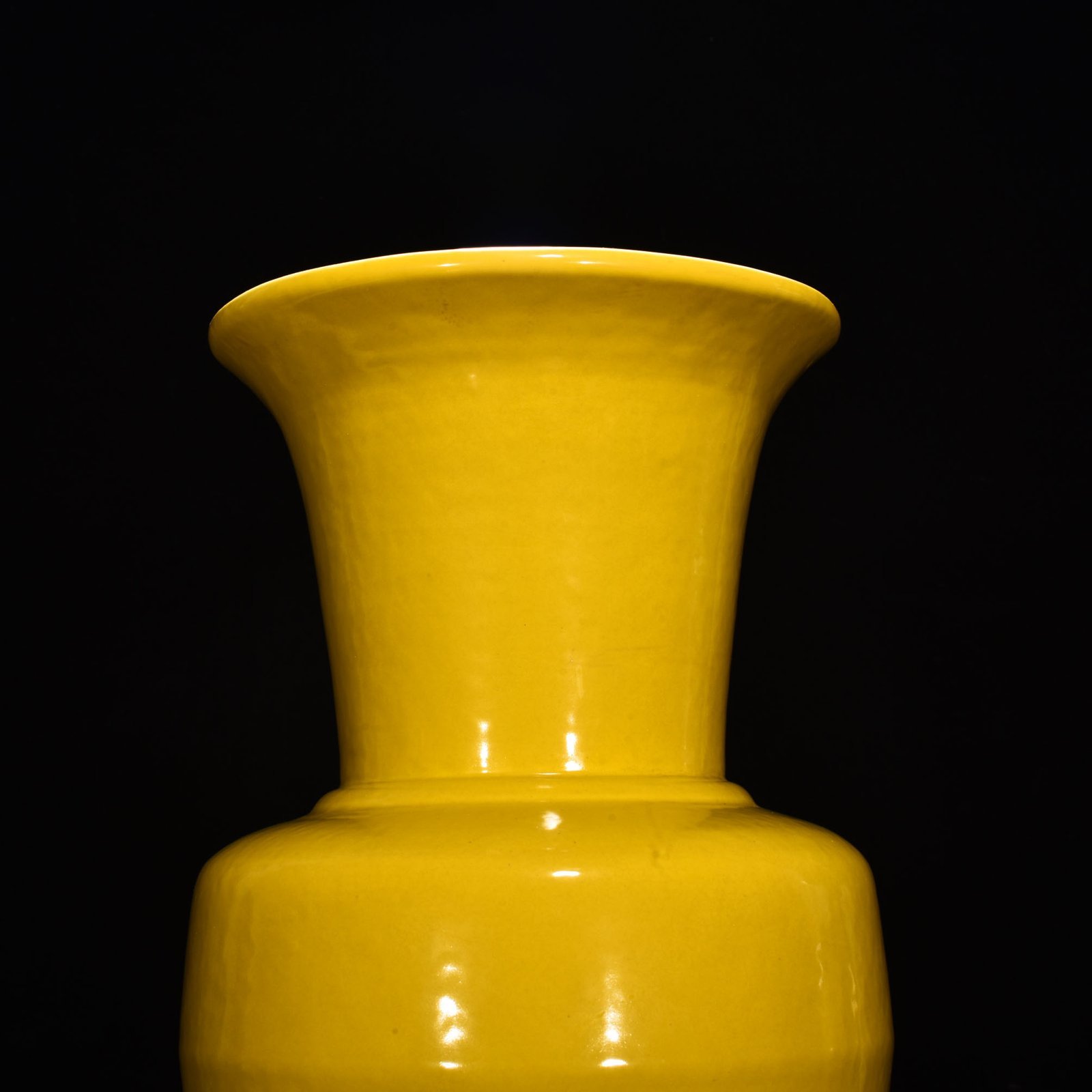 Ming Dynasty Yongle yellow glaze flower vase