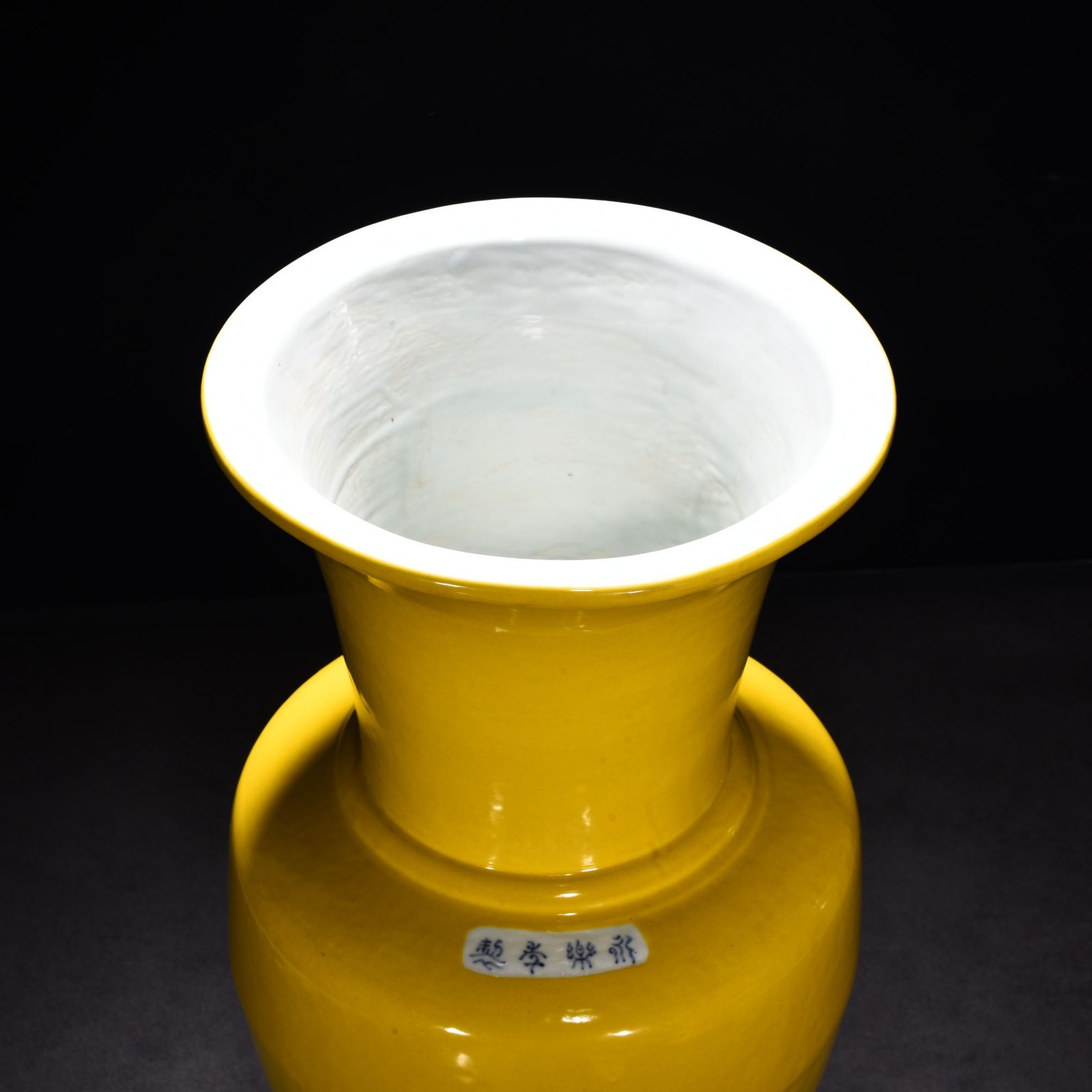 Ming Dynasty Yongle yellow glaze flower vase