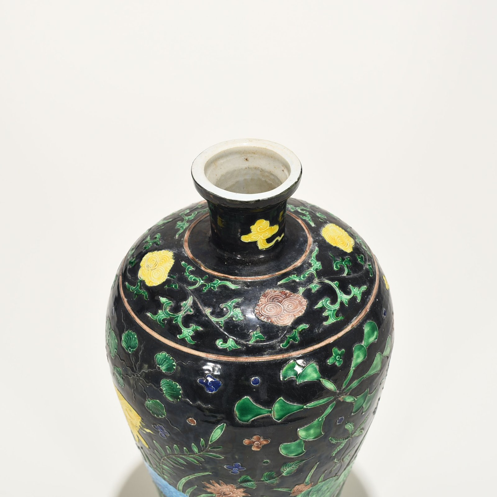 Ming Dynasty Yongle black ground enamel plum vase with fish and algae