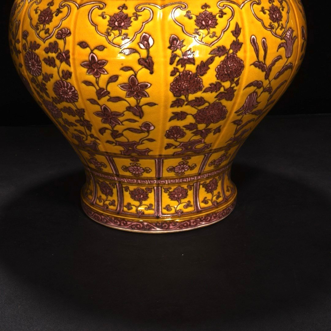 Ming Dynasty Hongwujiao yellow glaze underglaze red flower scraped edge lotus leaf lid jar