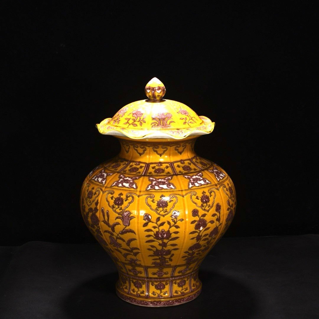 Ming Dynasty Hongwujiao yellow glaze underglaze red flower scraped edge lotus leaf lid jar
