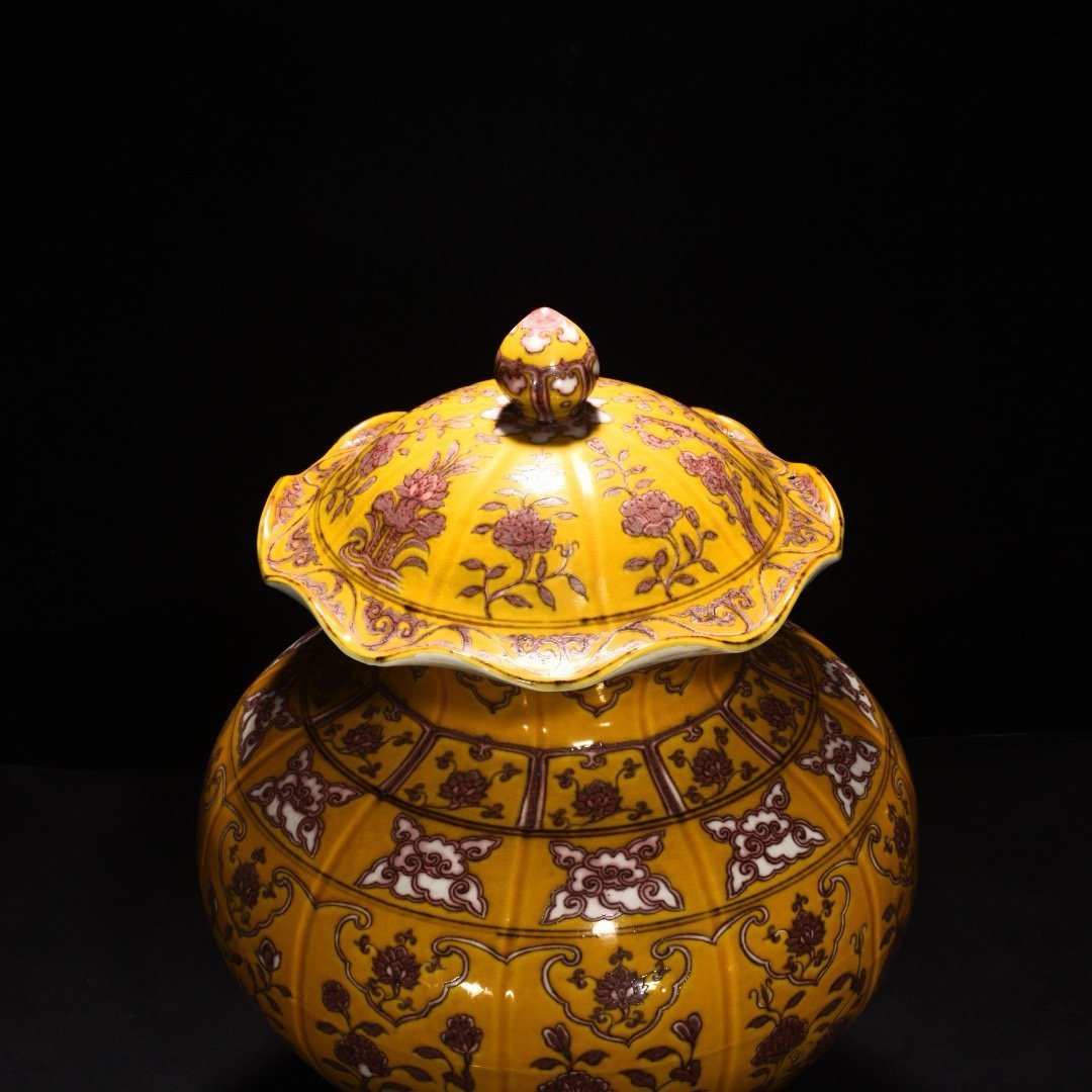 Ming Dynasty Hongwujiao yellow glaze underglaze red flower scraped edge lotus leaf lid jar