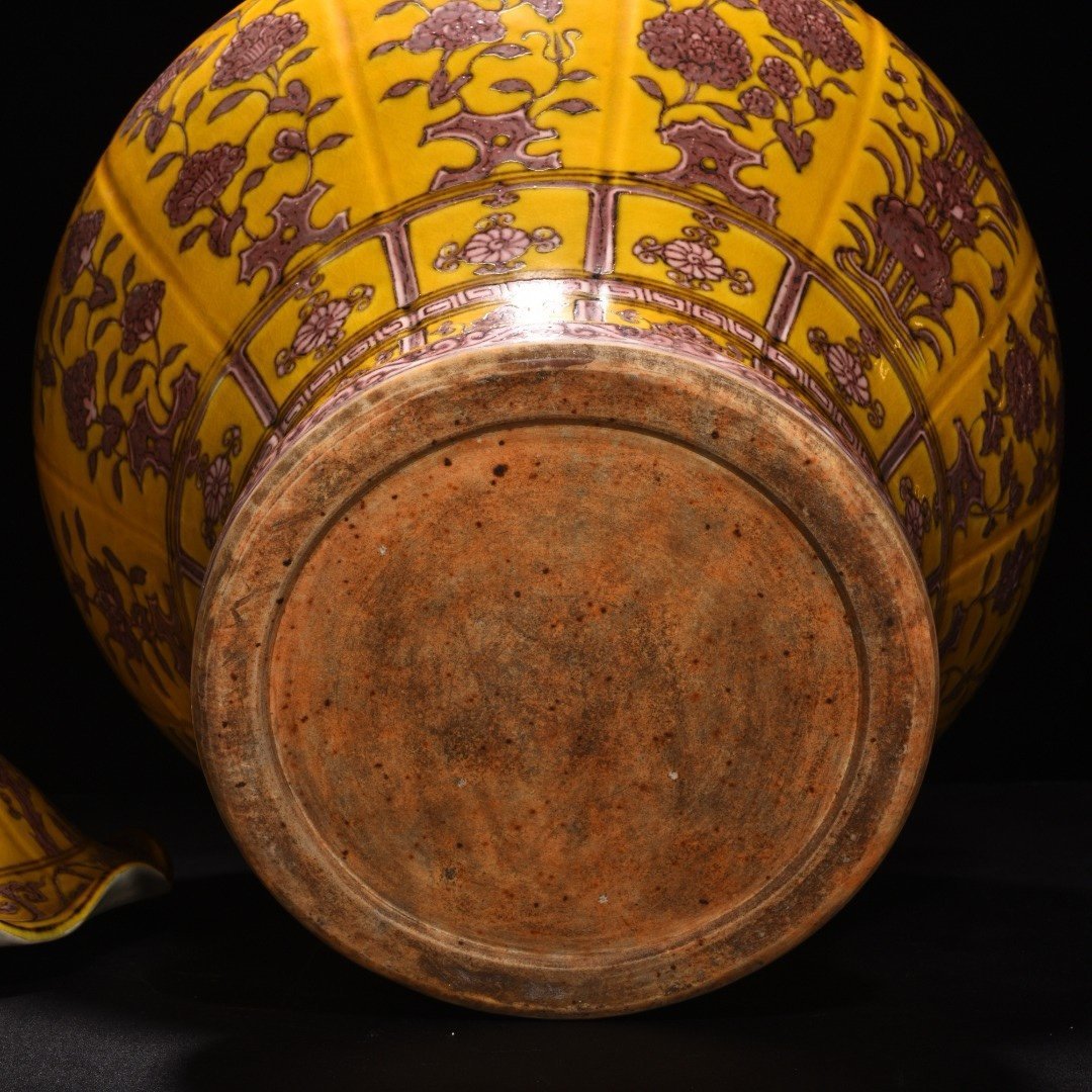Ming Dynasty Hongwujiao yellow glaze underglaze red flower scraped edge lotus leaf lid jar