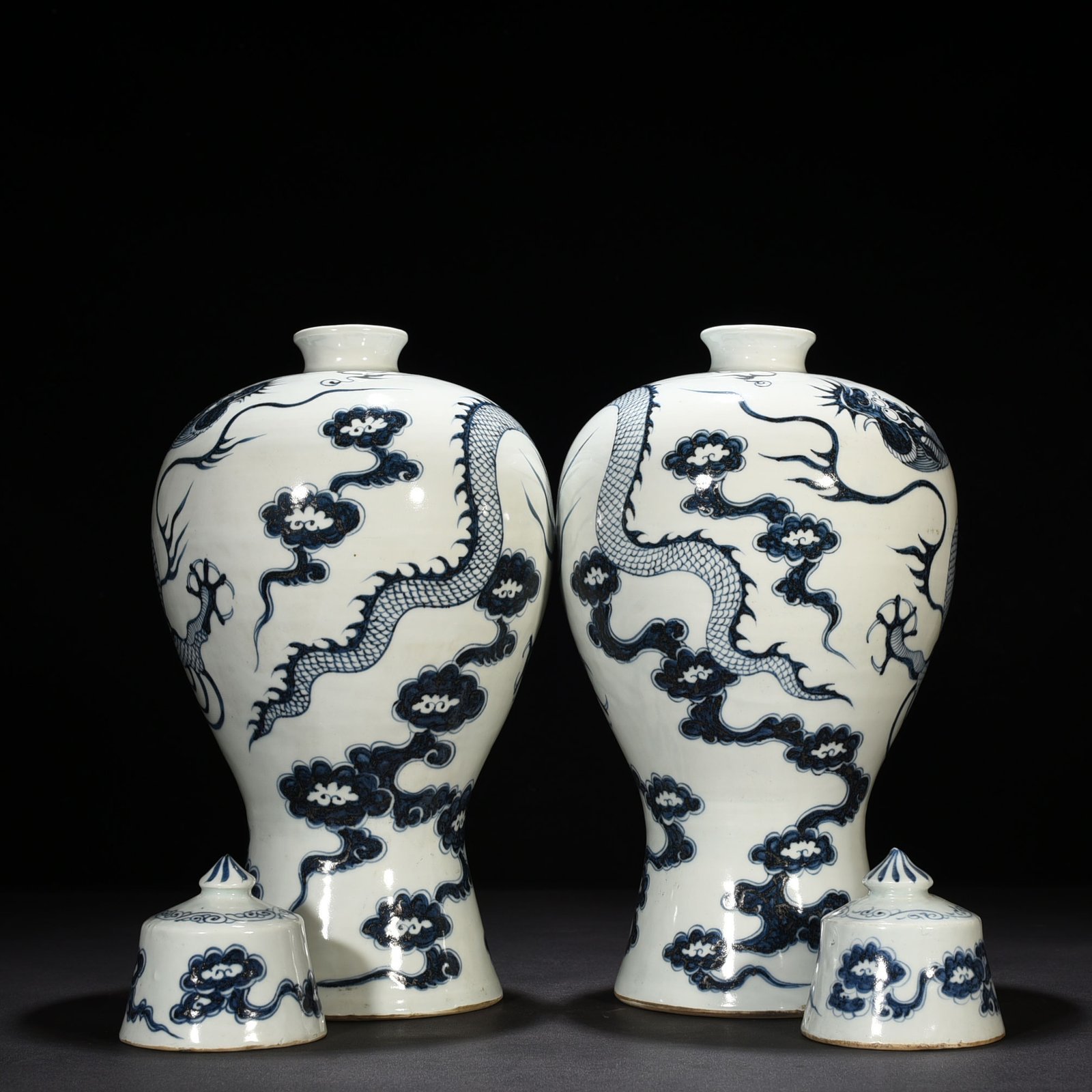 Ming Dynasty Hongwu Chunshou style blue and white dragon plum vase