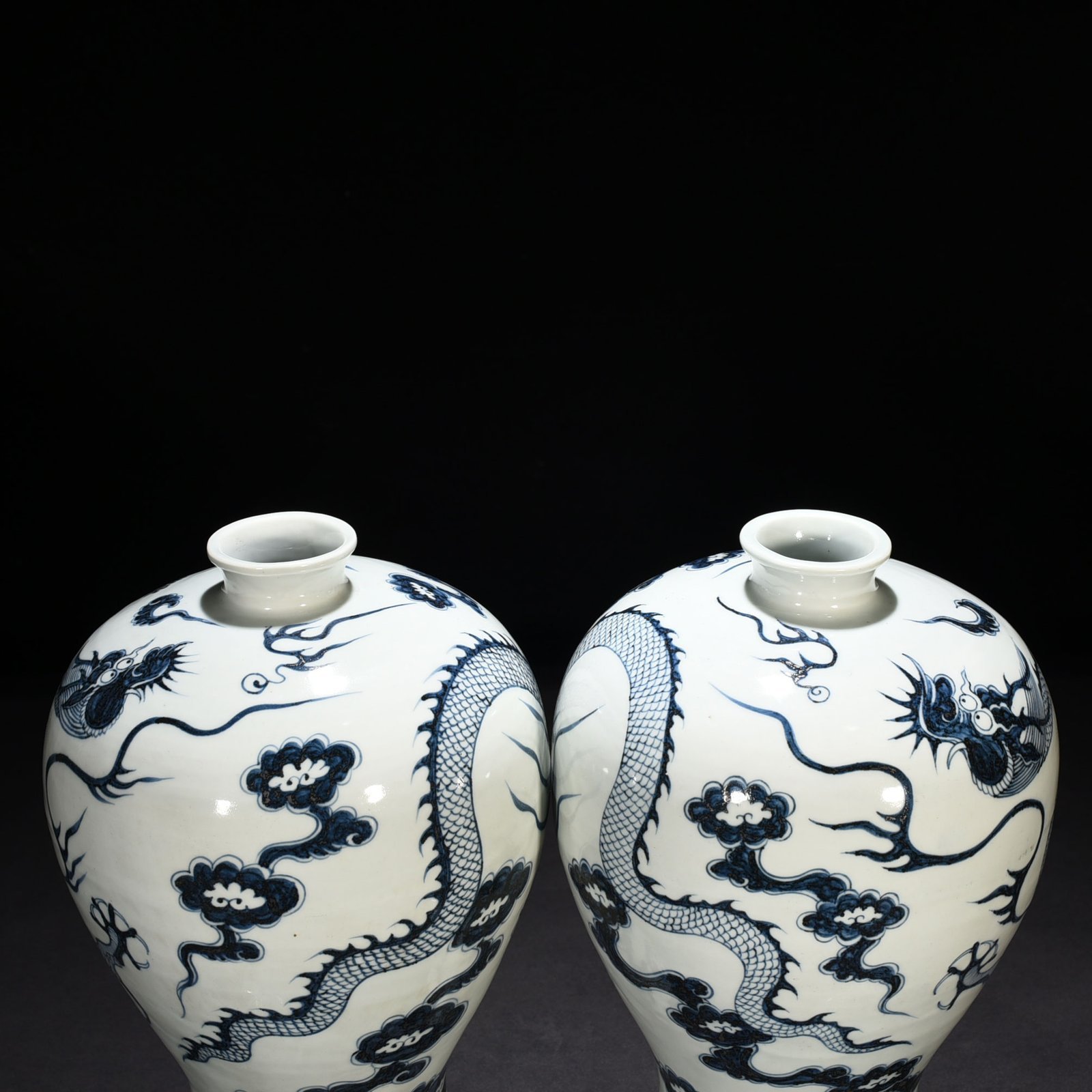 Ming Dynasty Hongwu Chunshou style blue and white dragon plum vase
