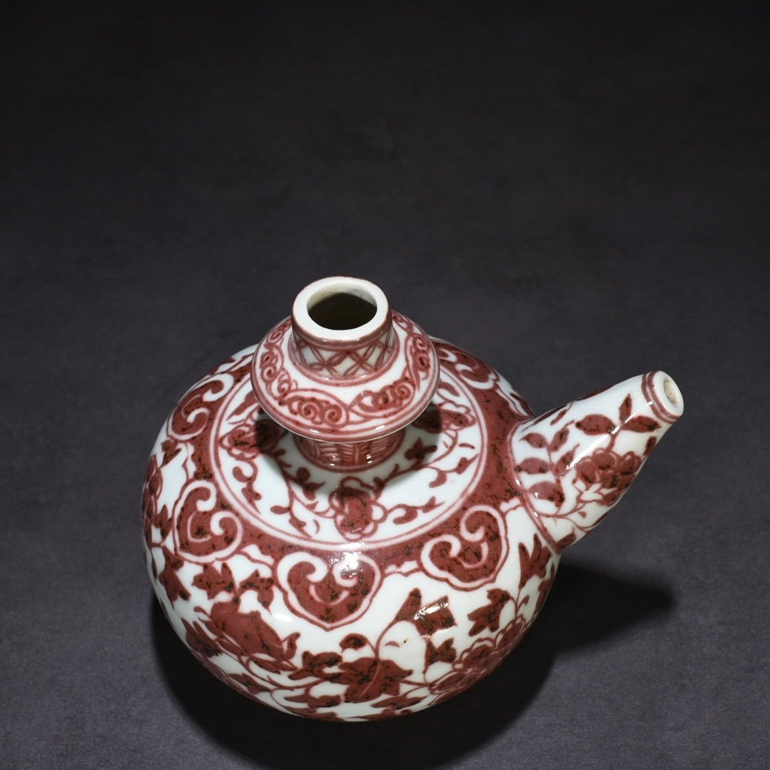 Ming Dynasty Hongwu underglaze red tangled peony military holding