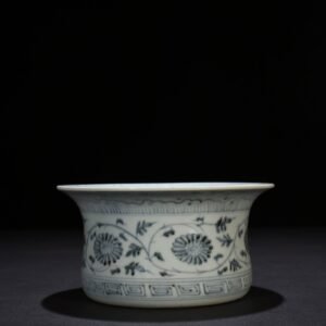 Ming Dynasty Hongwu blue and white courtyard banana leaf folded edge wash
