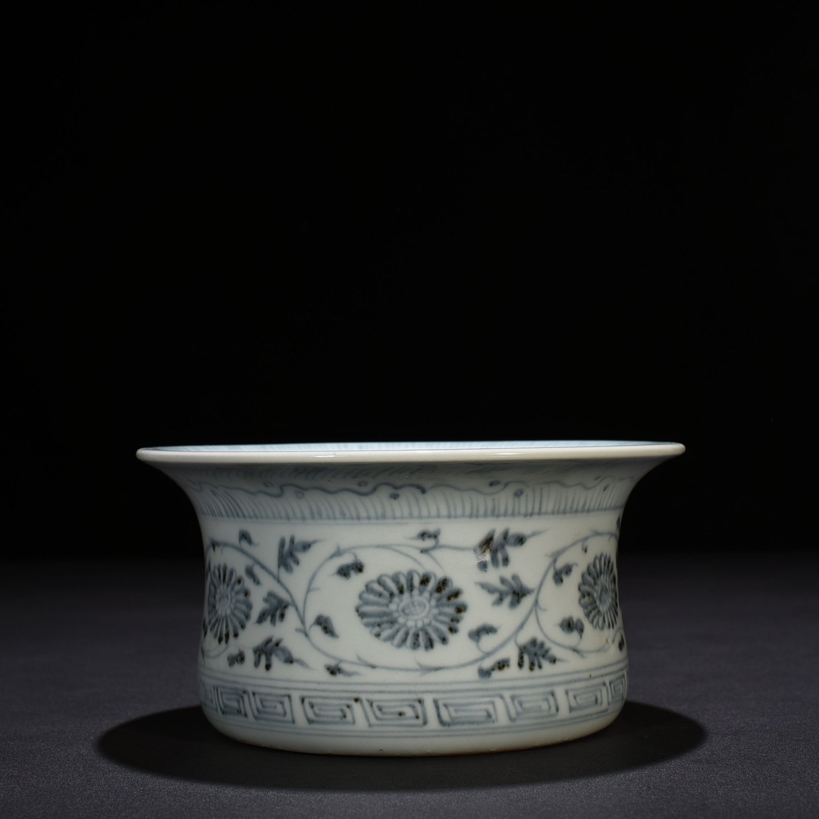 Ming Dynasty Hongwu blue and white courtyard banana leaf folded edge wash